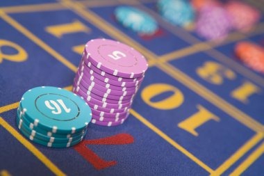 Lightning multiplier indicators on cards